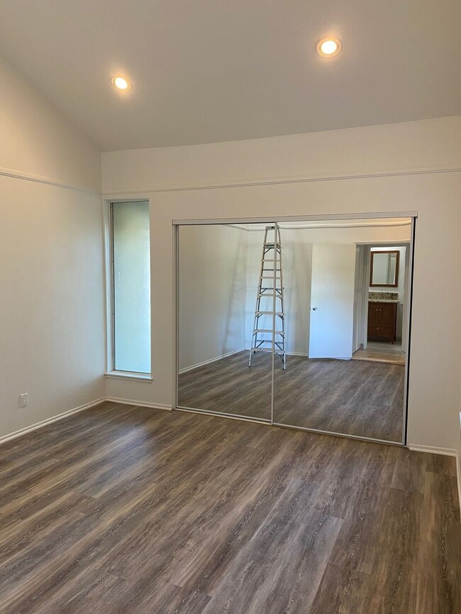 Building Photo - Nice Two Bedroom Condo