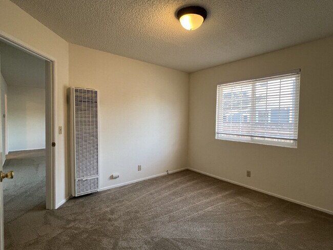 Building Photo - Charming Duplex Near Downtown Santa Rosa!