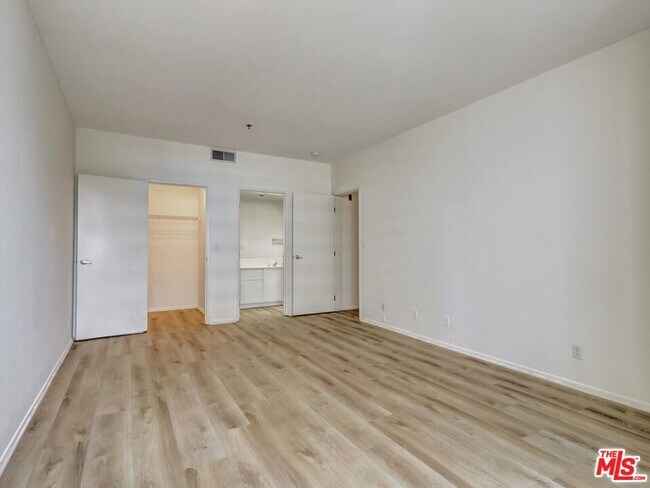 Building Photo - 10600 Wilshire Blvd