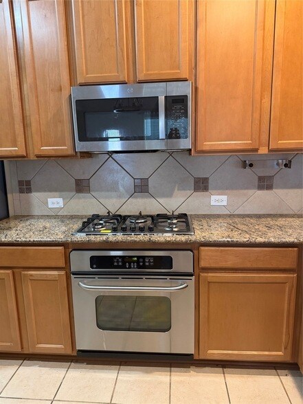 Building Photo - 11490 La Grange Dr