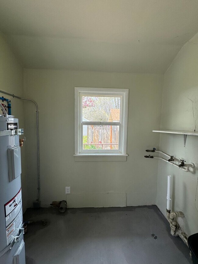 Building Photo - 2 Bedroom, 1 Bath with garage. Water and Sewer included in monthly rent!
