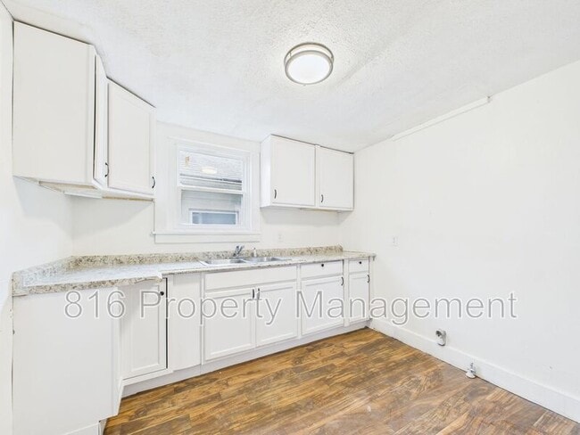 Building Photo - 413 Main St