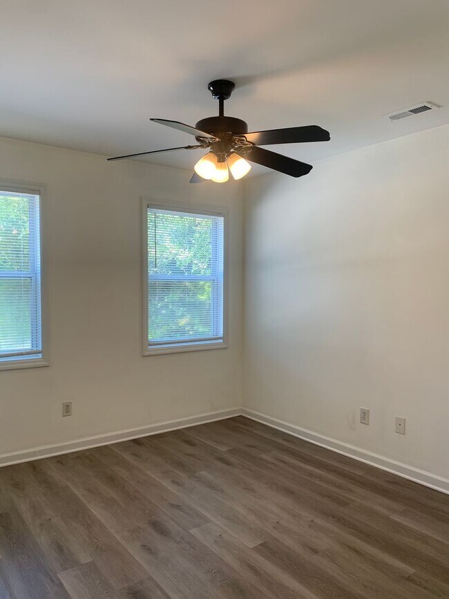 Building Photo - $500 OFF 1ST MONTH'S RENT! 3 Bedroom 2 Bath House Available Now!