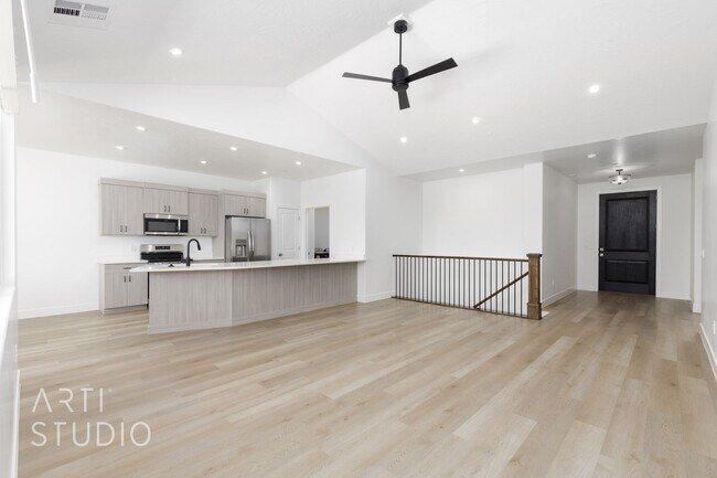 Building Photo - Brand New 3 Bed / 2 Bath Duplex – Modern L...
