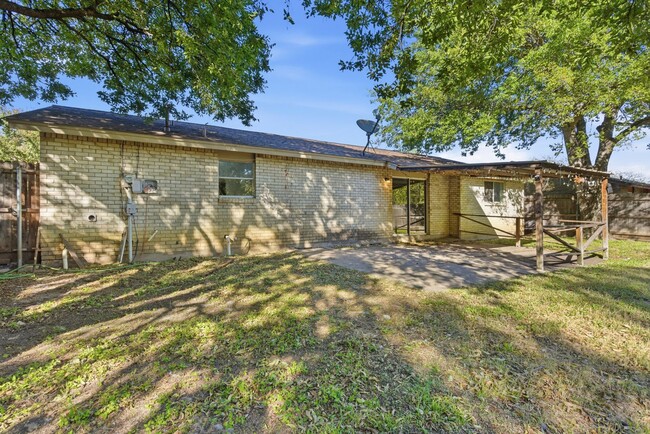 Building Photo - Amazing in Arlington