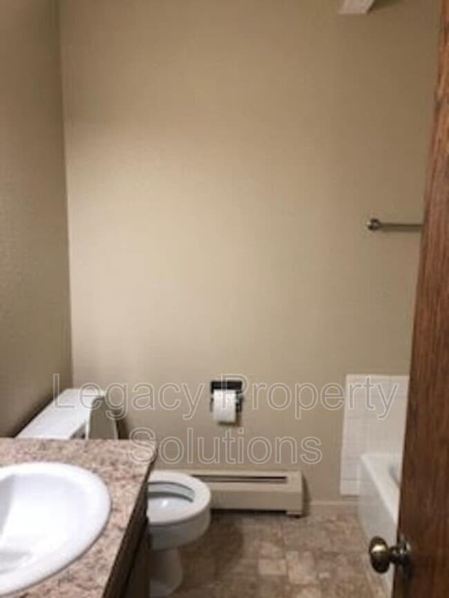 Building Photo - Modern Twin home in North Bismarck – Conve...