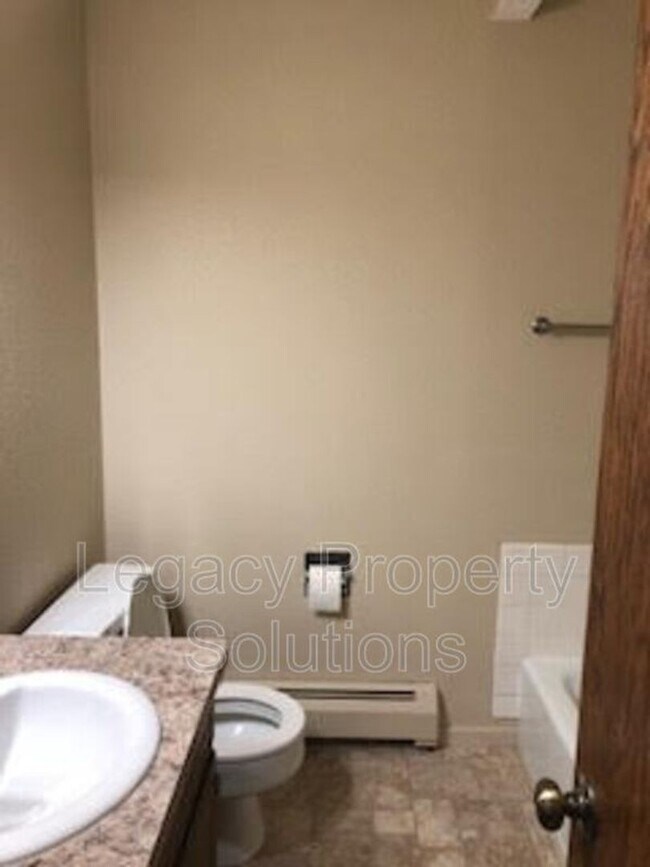 Building Photo - Modern Twin home in North Bismarck – Convenient Location & Comfortable Living!