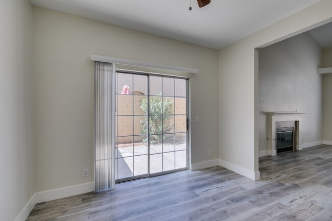 Building Photo - Stylish 2-Bedroom Townhome in Henderson!