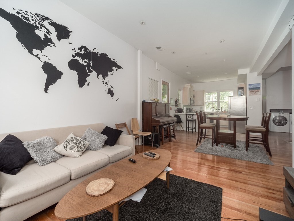 Building Photo - 44 Mozart St