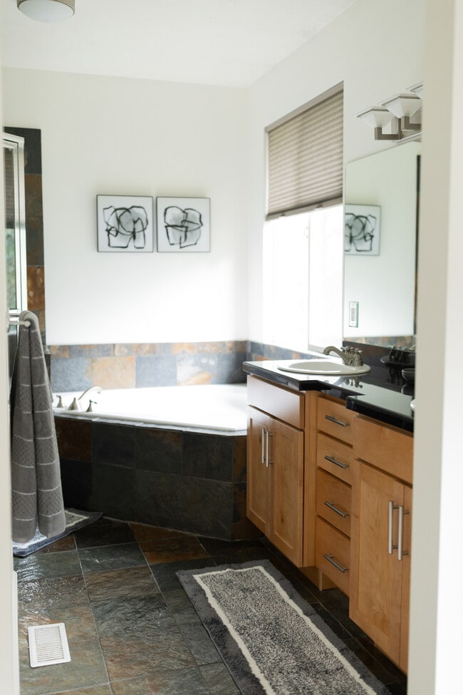 Building Photo - Draper Home - Annie