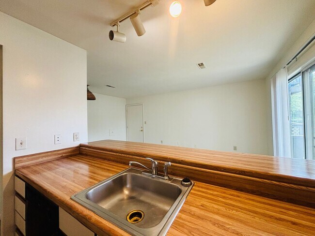 Building Photo - 831 Claytor Square