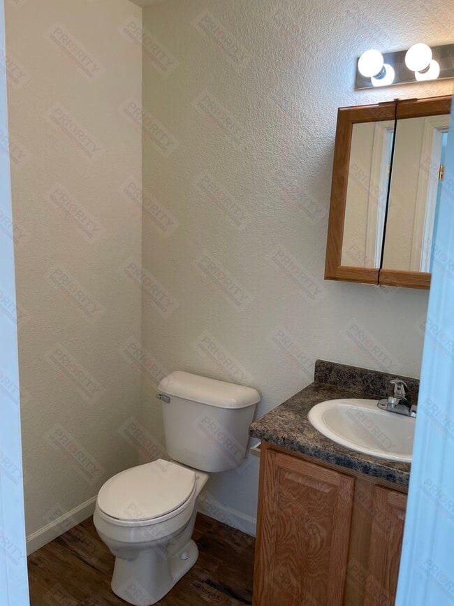 Building Photo - 3 bedrooms, 2.5 bath Townhouse