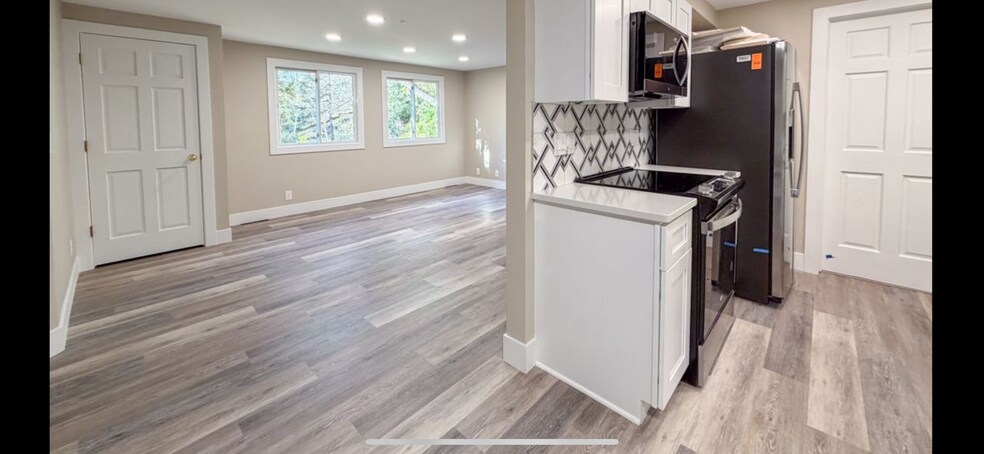 Building Photo - 573 Maple Sq