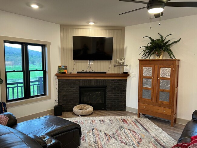 Building Photo - Home on Beautiful Farm and Vineyard Minutes From Town Of Blacksburg