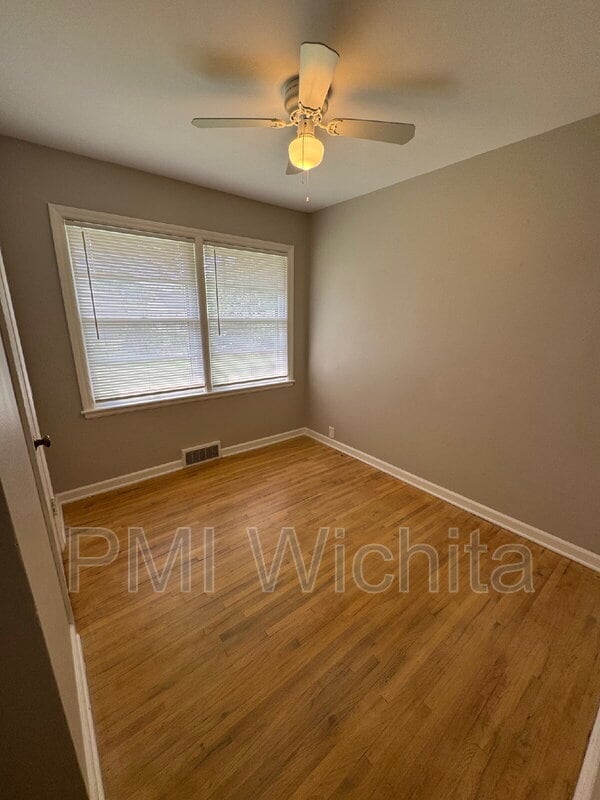 Building Photo - 1453 N Old Manor Rd