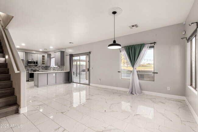 Building Photo - 11010 W Griswold Rd