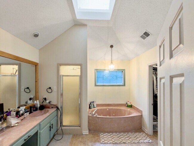 Building Photo - 743 Grovewood Dr