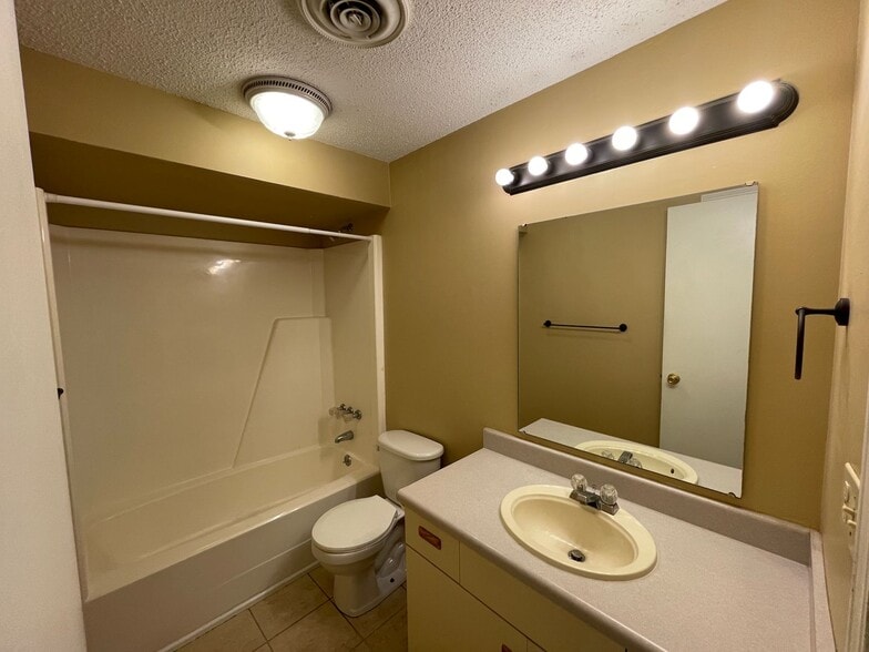 Building Photo - 5633 Bluebird Ct