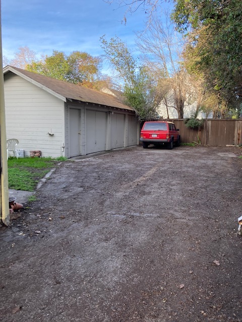 Detached garages - 1066 Sherwood Ave