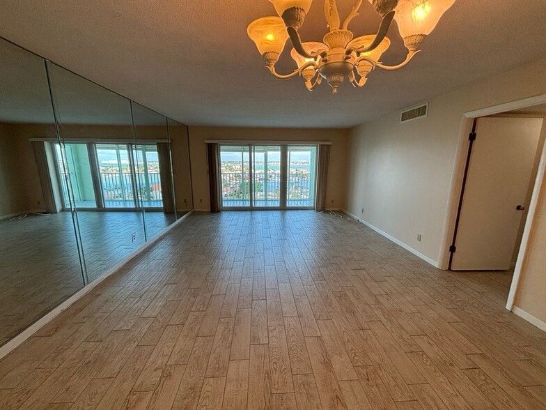 Building Photo - 420 64th Ave