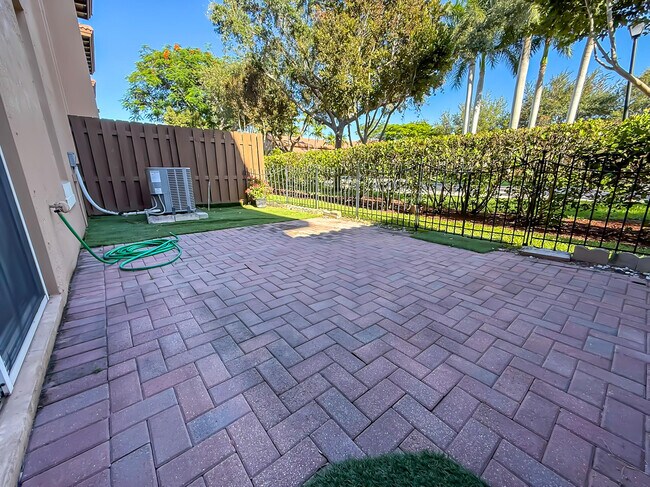 Building Photo - 6966 Julia Gardens Dr
