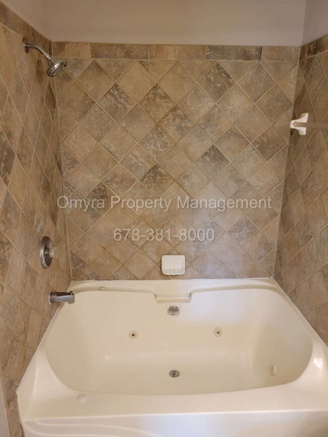 Building Photo - Beautiful Townhome steps away from the Beltline!