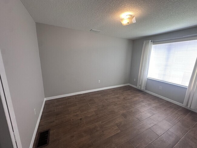 Building Photo - 2929 Fan Palm Dr