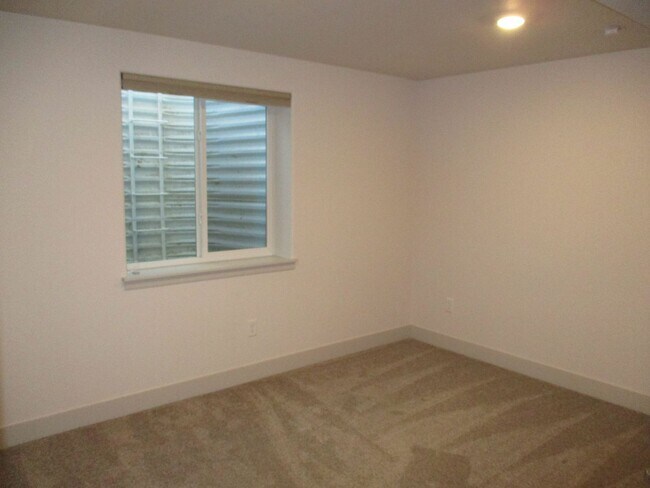 Building Photo - Newer Construction Berthoud Property