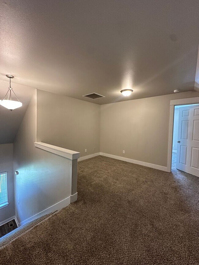 Building Photo - Beautiful home in SE Bend near Jewell Elementary!