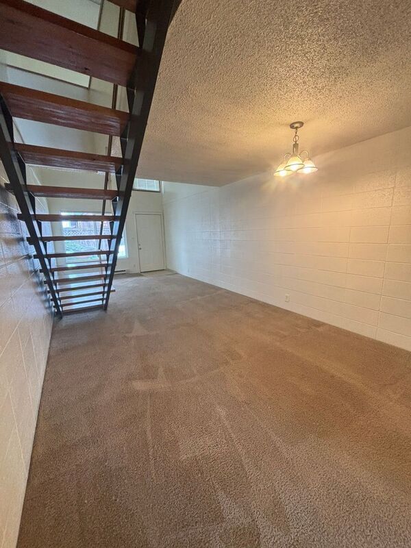 Building Photo - 462 W 11th Alley