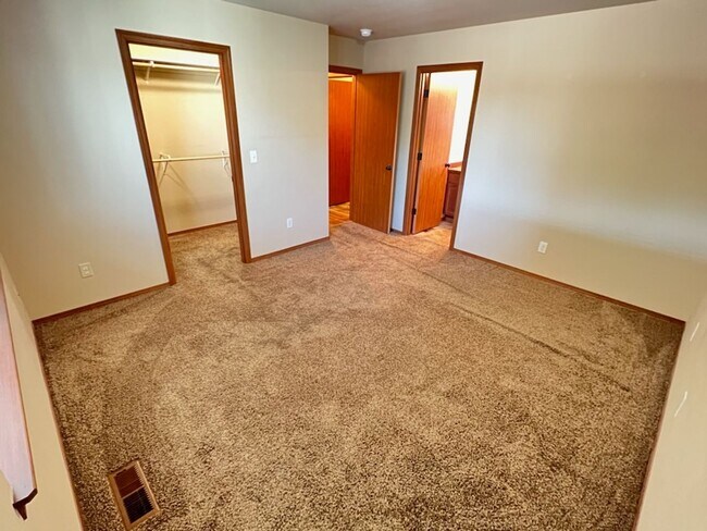 Building Photo - Beautiful 3 bed/2 bath home with garage, a/c and private covered patio!