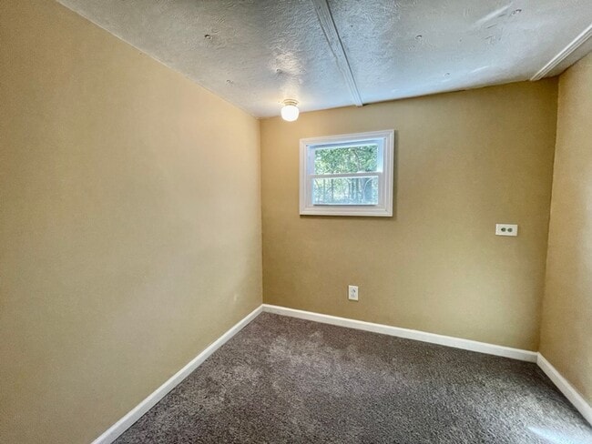 Building Photo - Updated 3 bedroom, 1.5 bath Home FOR RENT ...