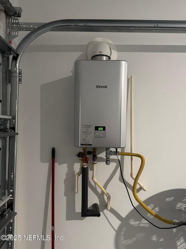 Building Photo - 213 Silver Myrtle Ct