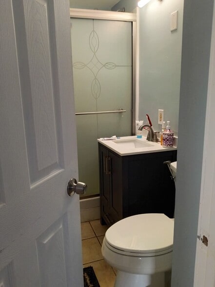 Renovated bathroom - 1075 Knoll Ln