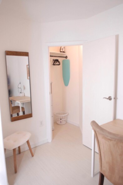 Building Photo - 617 E Krall St