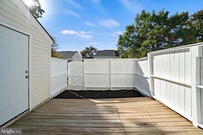 Building Photo - 107 St Charles Square