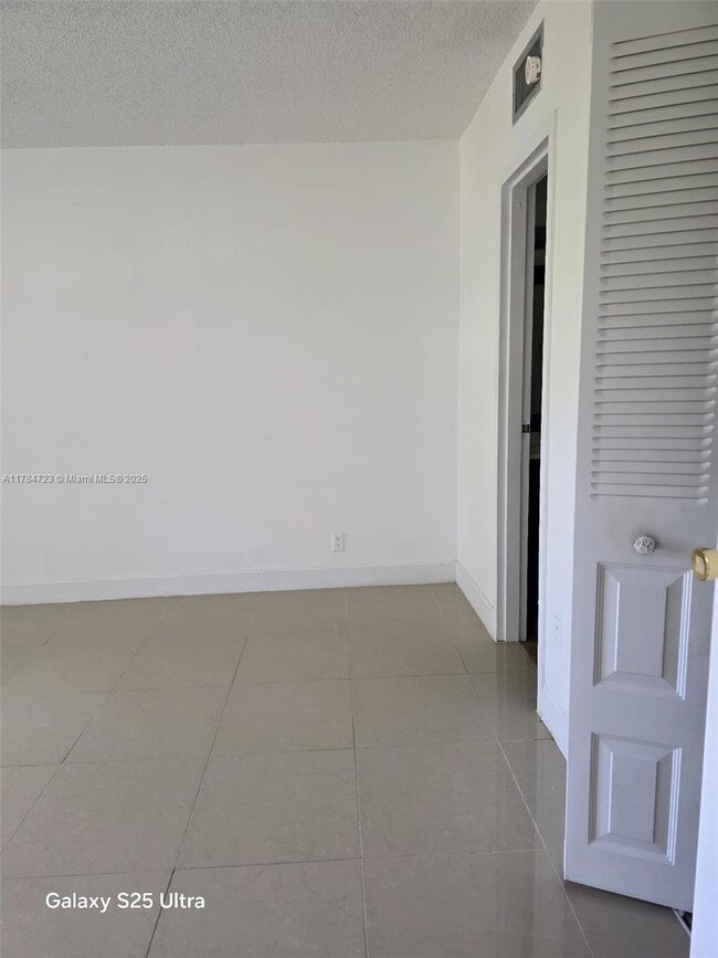 Building Photo - 1025 Country Club Dr
