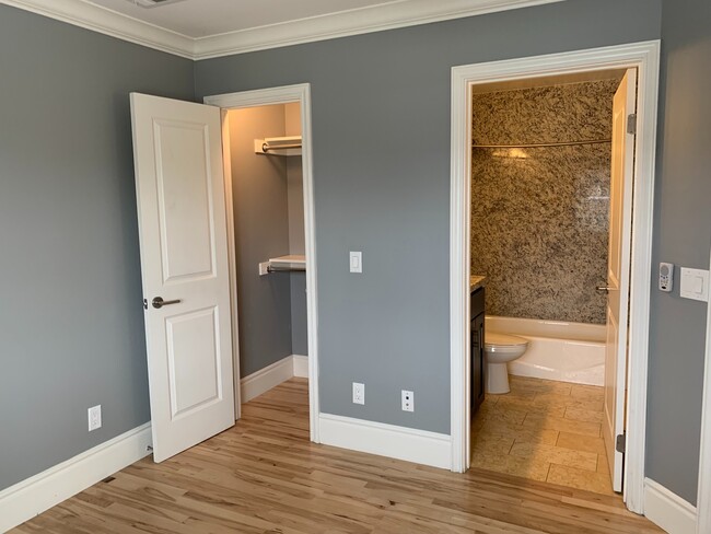 Building Photo - UPSTAIRS UNIT! Washer&Dryer! Assigned Park...