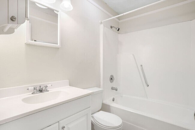 Building Photo - Adorable 3/2 on large corner lot
