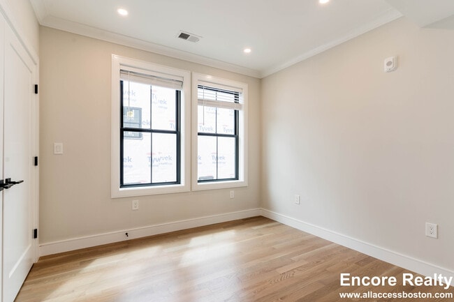 Building Photo - 285 Lamartine St