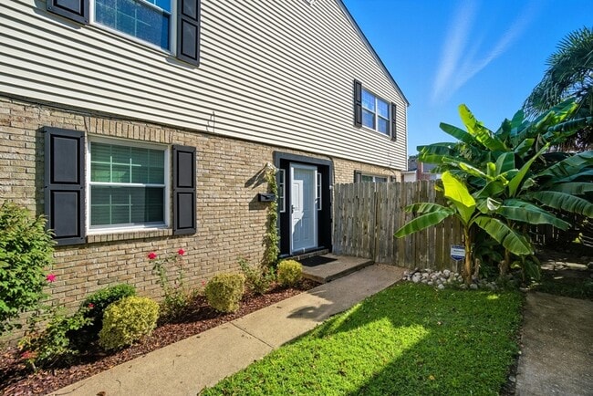 Building Photo - 712 Biltmore Dr