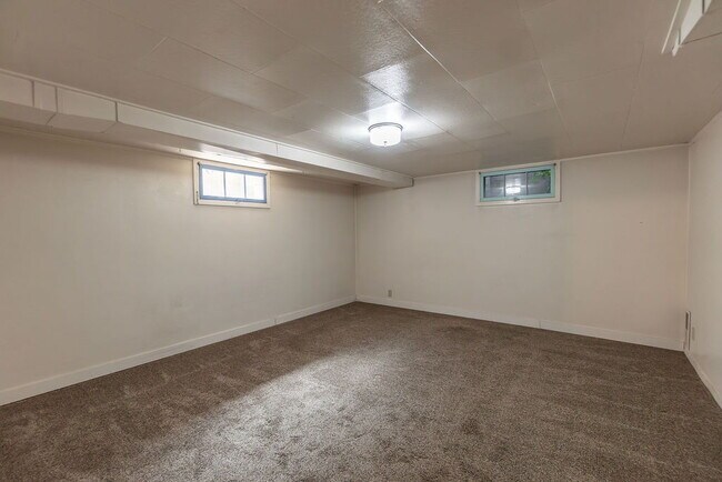 Building Photo - Spacious 3 bed 3 bath home