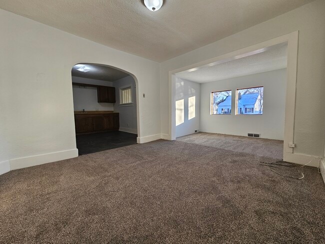 Building Photo - 515 E 11th St