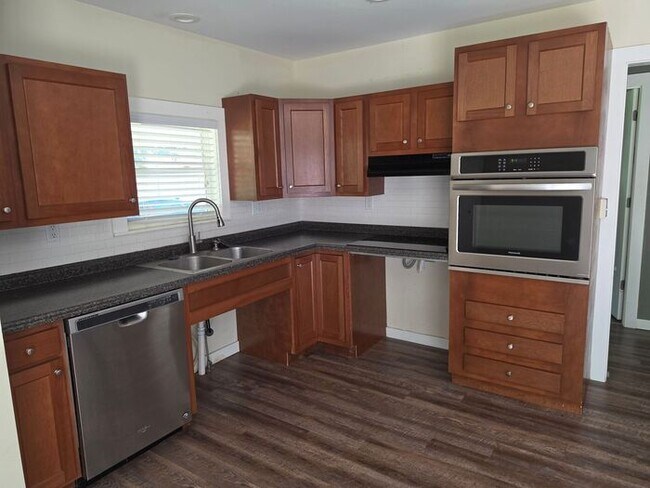 Building Photo - 3 bedroom home Eau Claire