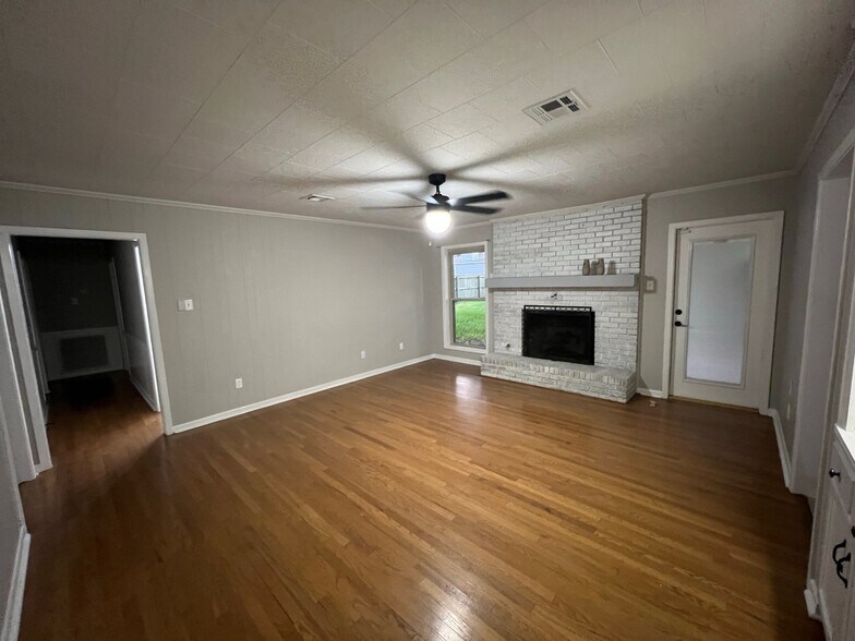 Building Photo - 110 Highland Dr