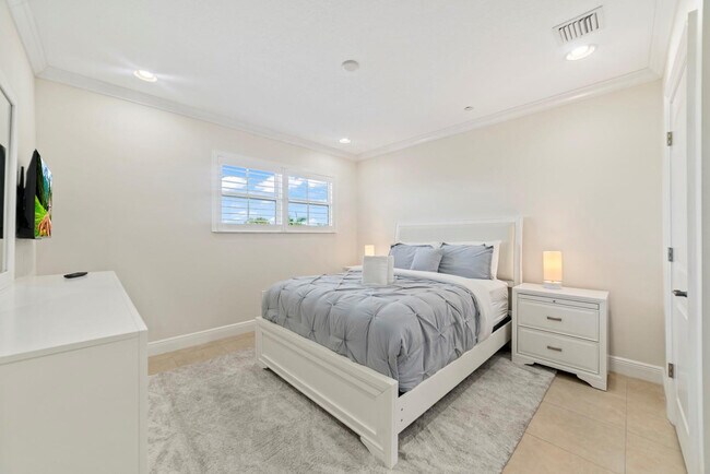 Building Photo - 1849 NE 26th Ave