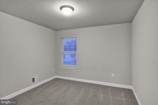 Building Photo - 523 Elm St