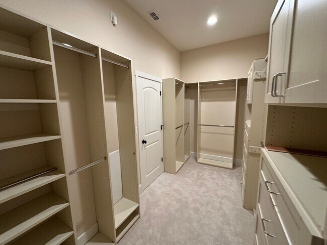 Building Photo - Stunning Lakefront River Islands Home