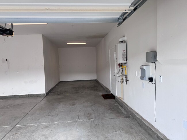 Building Photo - Large Newer Home - 4 Bedroom / 3 1/2 Bath