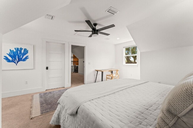 Building Photo - Experience Elegance and Comfort: Spacious ...